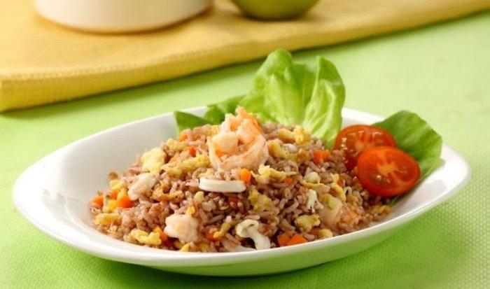 Nasi goreng seafood beras merah.