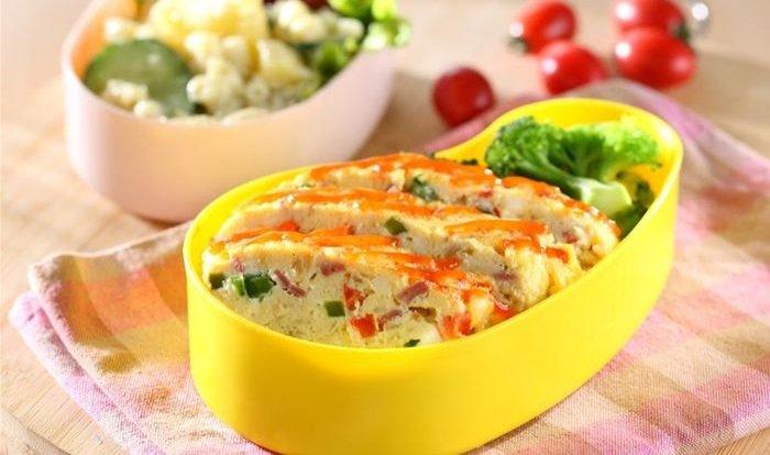 Omelet bento with potato.
