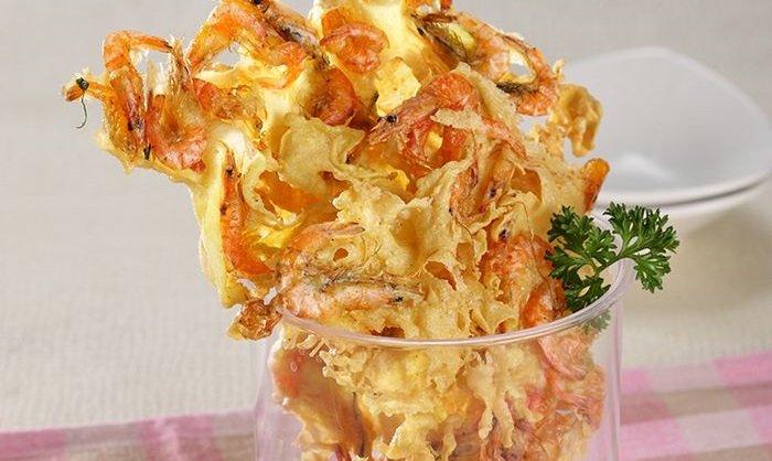 Peyek udang.