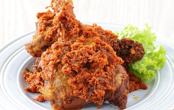 Rendang ayam aroma daun jeruk.