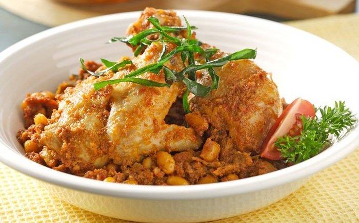 Rendang ayam kedelai daun jeruk.
