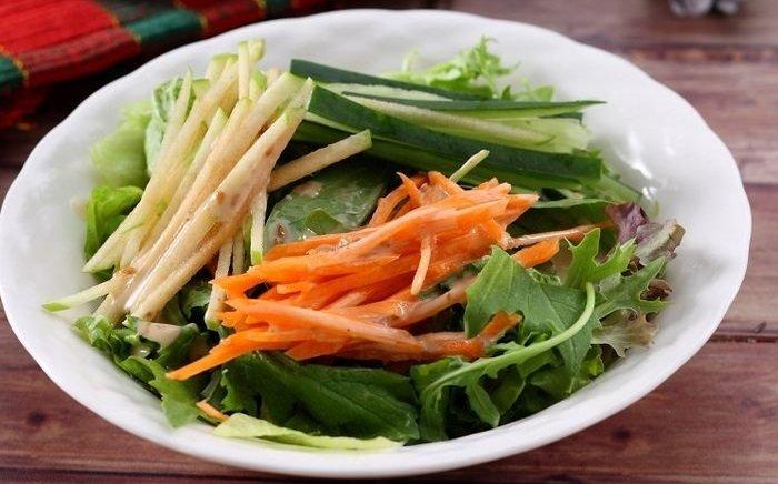 Salad sayur buah.