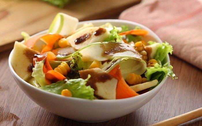 Salad sayur dressing balsamic.