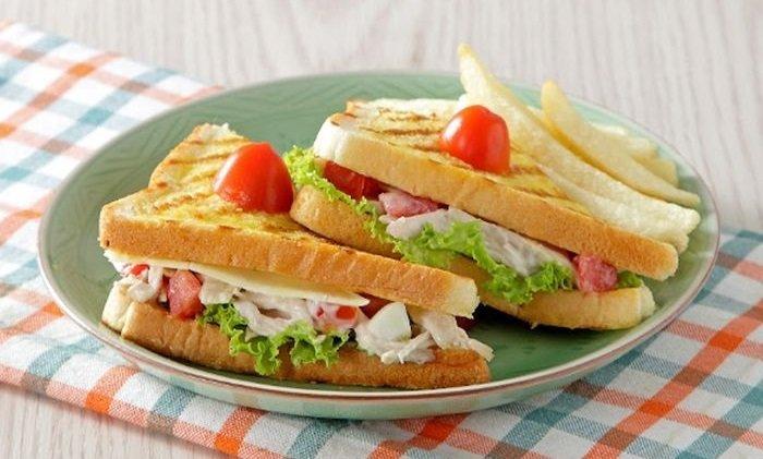 Sandwich roti ayam mayones.