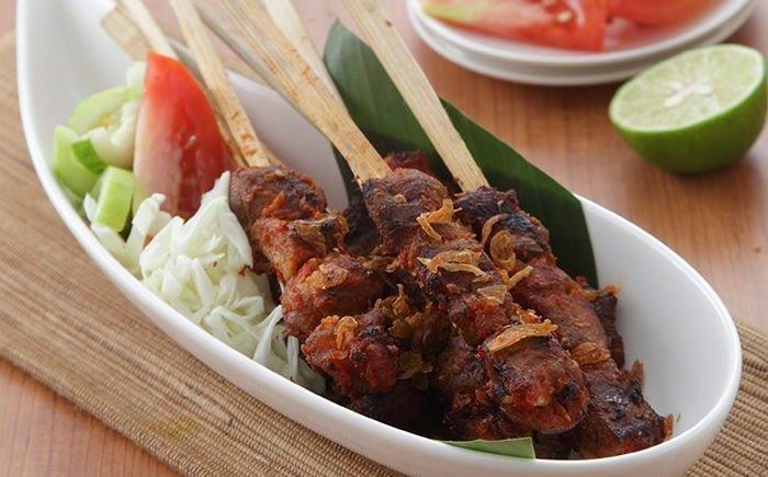 Sate kambing bumbu merah.