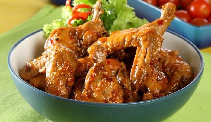 Sayap ayam lada hitam.