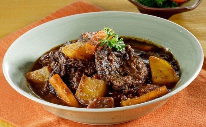 Semur daging pedas.