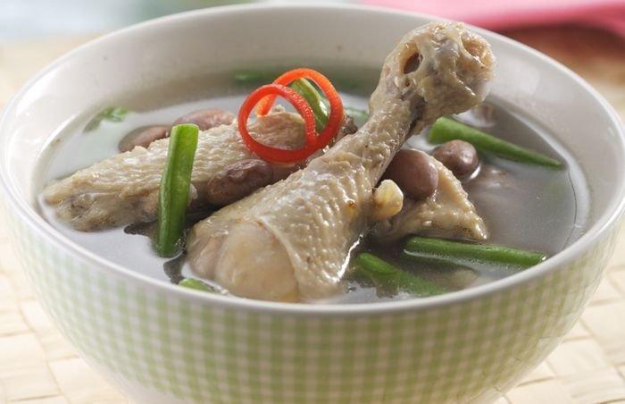 Sop ayam kacang merah.
