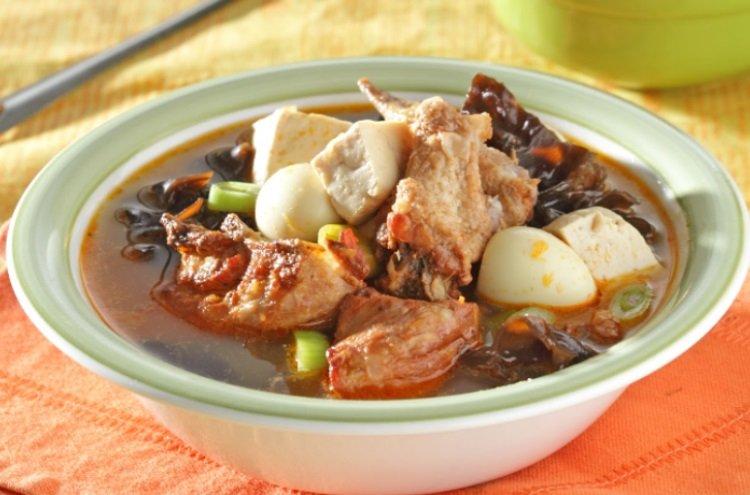 Sop ayam kuah asam pedas.