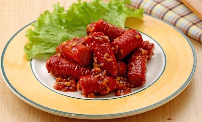Sosis masak saus.