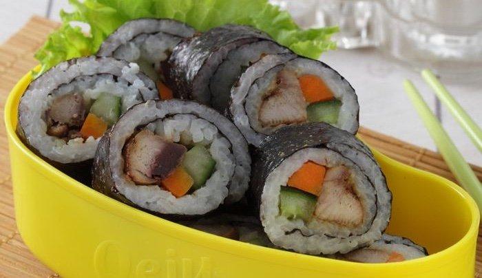 Sushi ikan bumbu oriental.