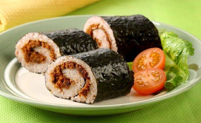 Sushi merah abon gulung.