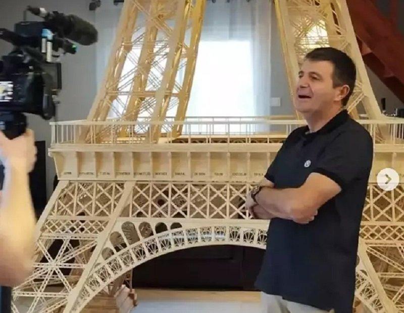 Richard Plaud menunjukkan patriotismenya terhadap negaranya dengan membuat Menara Eiffel yang mengesankan.