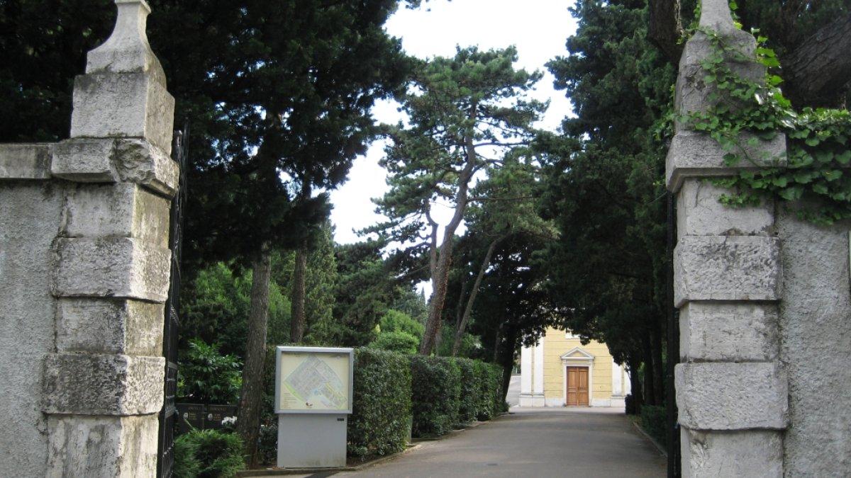Rijeka Road Cemetery, satu tempat wisata di Budapest Hungaria yang gratis dikunjungi.