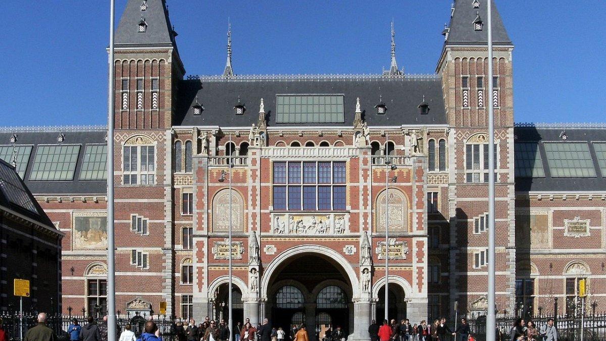 Rijksmuseum, satu tempat wisata di Amsterdam Belanda yang gratis buat kamu kunjungi.