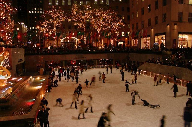 Rockefeller Center Ice Rink, satu jebakan turis di New York City.