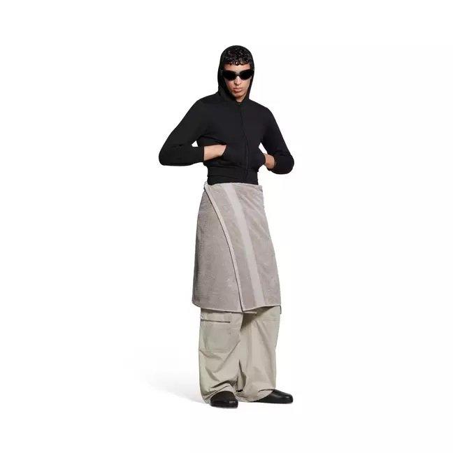 Rok handuk dari Balenciaga menjadi viral
