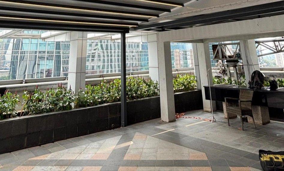 Rooftop gedung kantor makin nyaman dengan instalasi pergola modern dari Ergo Pergola yang tahan panas dan hujan.