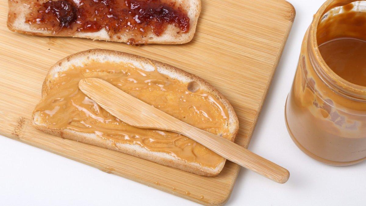 Roti Panggang Selai Kacang & Madu, satu resep sahur praktis yang bisa dibuat dalam waktu singkat, tetap sehat, dan tentunya ramah di kantong.