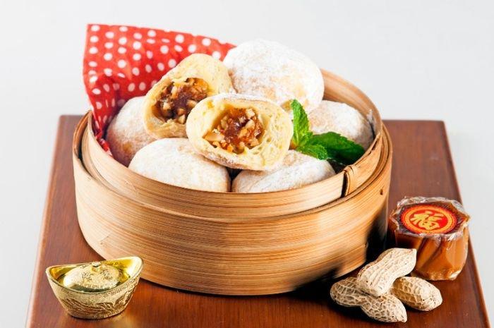 Roti goreng isi kue keranjang.