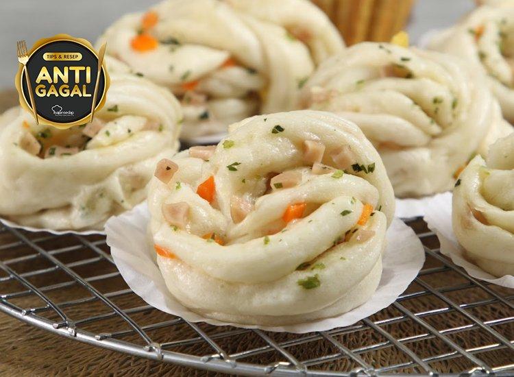 Roti kukus manis gurih.