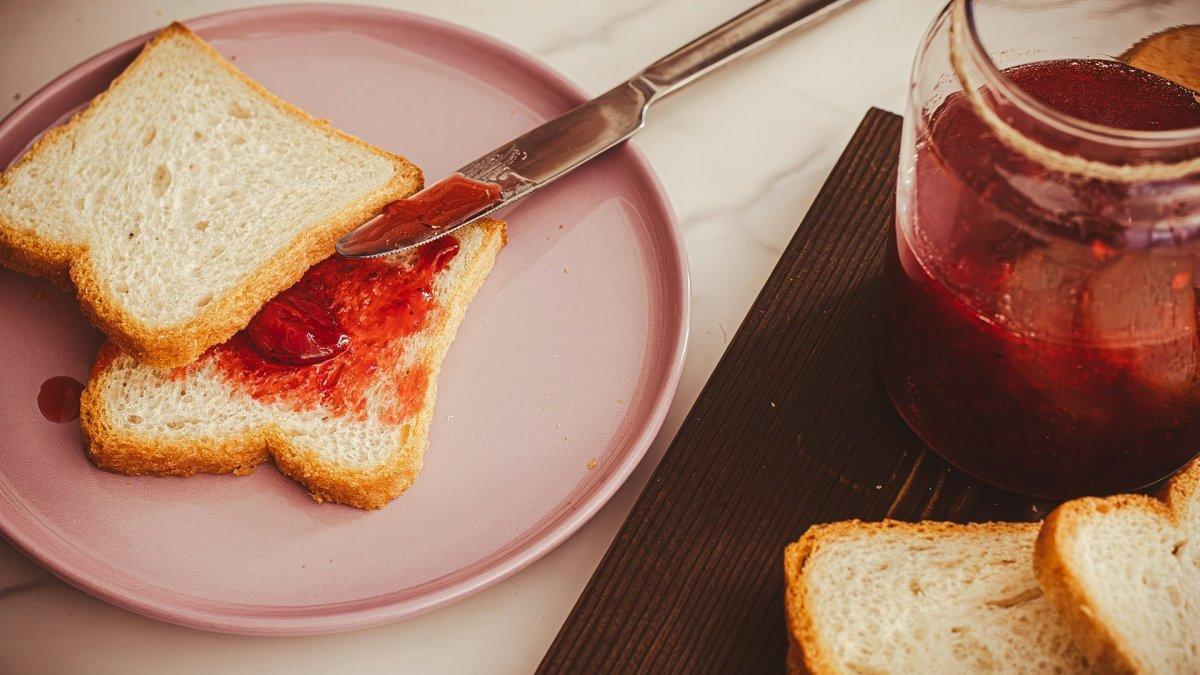 Roti panggang dengan selai, satu kombinasi makanan yang sebaiknya dihindari saat diet.