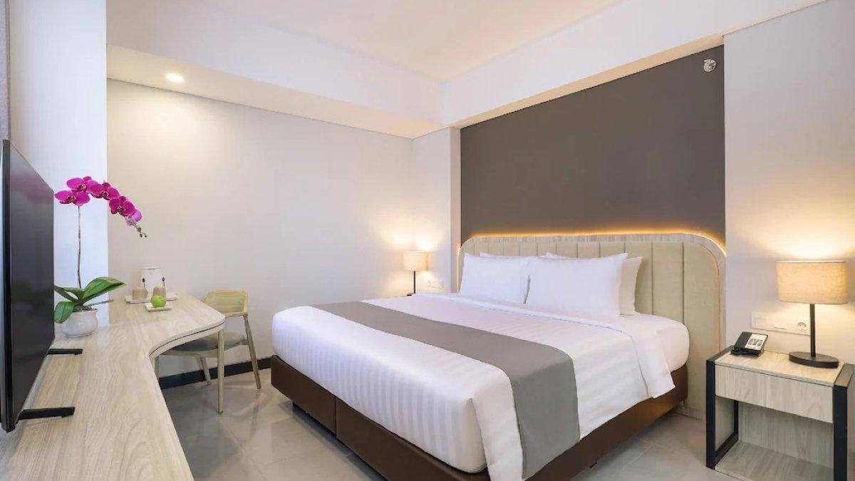 Royal Regantris Kuta, satu hotel bintang 4 dekat Waterbom Bali yang menawarkan fasilitas kolam renang dengan tarif inap mulai Rp 200 ribuan.