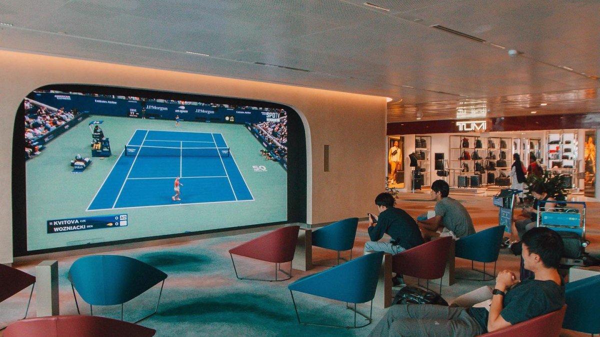 Ruang TV yang ada di Terminal 2 Bandara Changi