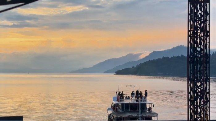 Keindahan matahari terbenam di Ruang Terbuka Publik (RTP) Parapat yang memanjakan mata.
