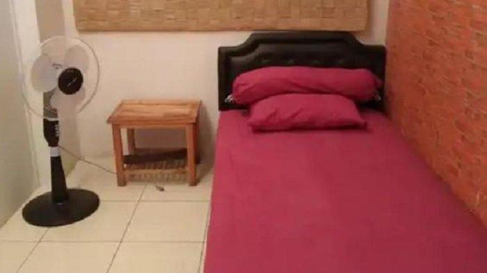 Kamar penginapan di hotel Rumah Kost 10 Gambir, dekat Stasiun Gambir.