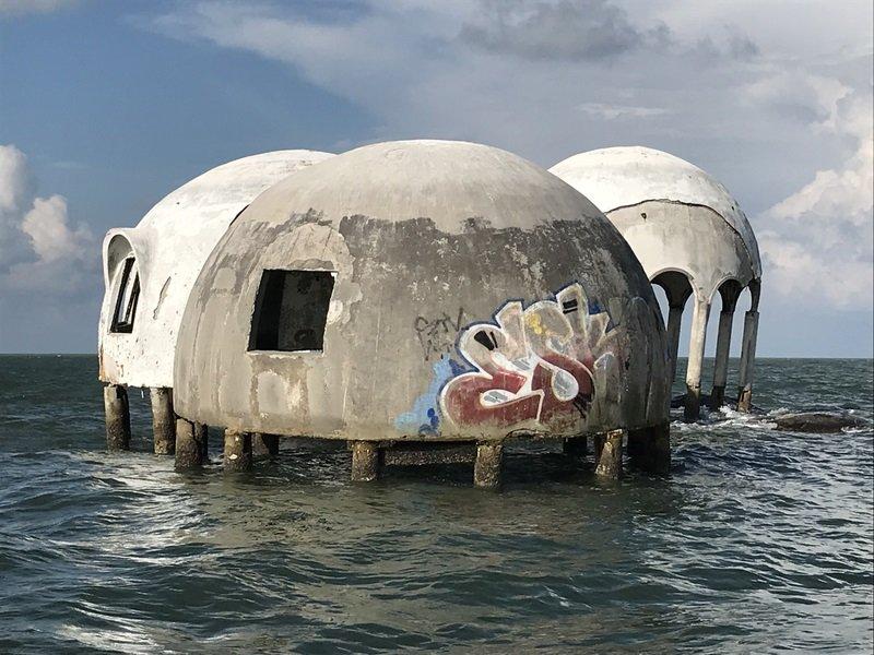 Rumah Kubah Cape Romano yag perlahan menjadi satu dengan alam