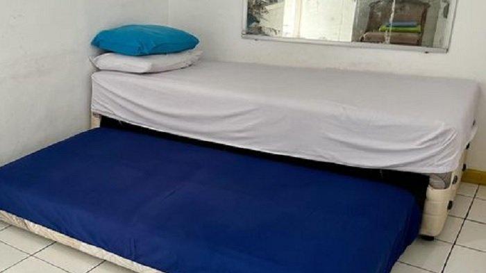 Kamar penginapan di hotel Rumah Kuning Syariah, Bogor.