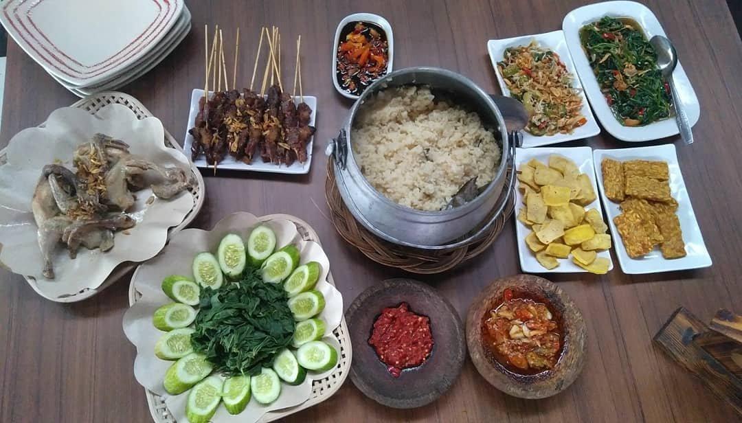 Rumah Makan Sunda Kang Abah di Sukabumi, Jawa Barat.