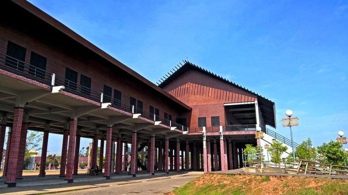 Rumah Radakng, rumah adat Kalimatan Barat yang terbesar di Pontianak.