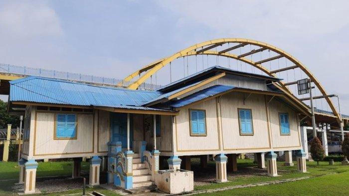 Rumah Singgah Tuan Kadi dengan latar Jembatan Siak III di daerah Wisata Kampung Bandar, Kelurahan Kampung Bandar, Kecamatan Senapelan, Kota Pekanbaru, Provinsi Riau.
