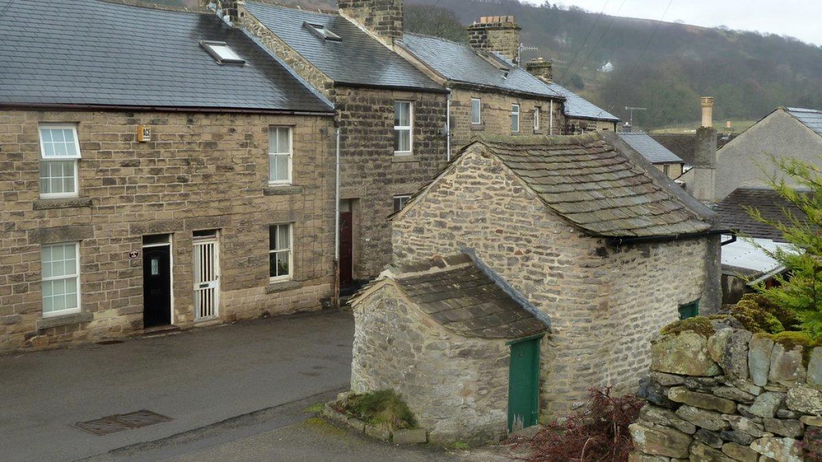 Rumah-rumah di Jalan Utama Desa Eyam Inggris, dari ujung Tideswell Lane yang bukan merupakan jalur lalu lintas kendaraan.