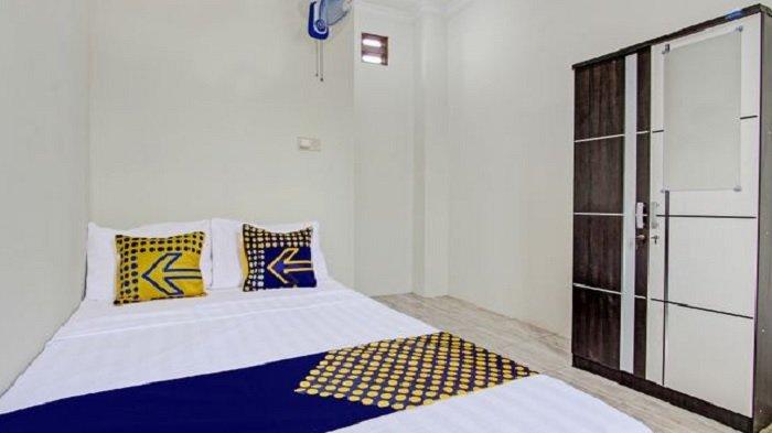 Kamar penginapan di hotel SPOT ON 92181 Kristin Homestay, Pati, Jawa Tengah.