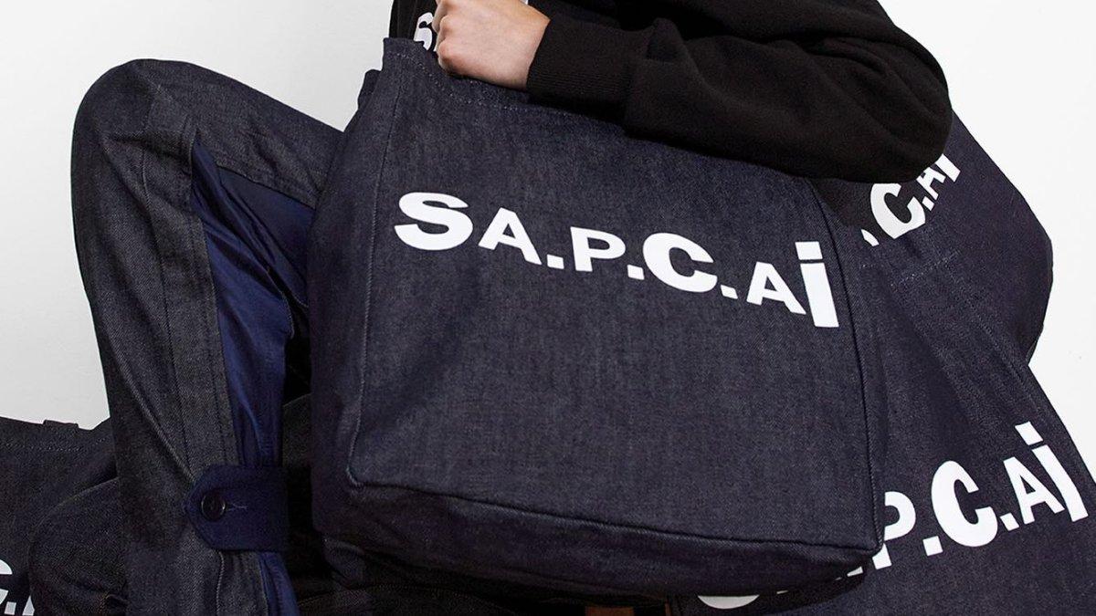 Sacai, satu brand streetwear terbaik di Jepang yang cocok buat dijadikan oleh-oleh.