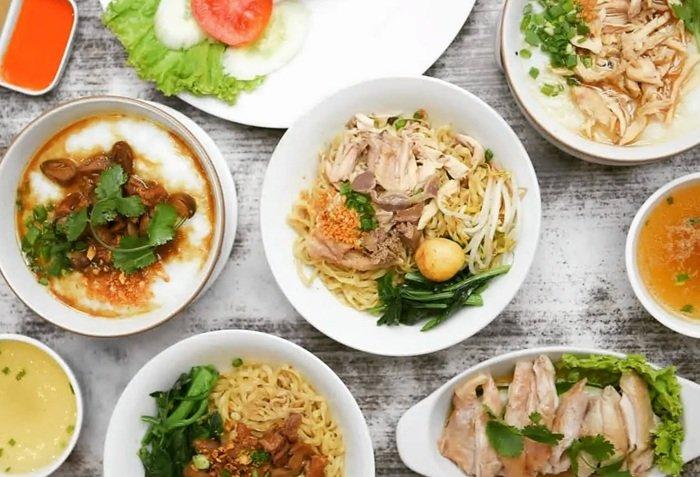 KULINER MEDAN - Aneka sajian di Mie Ayam Kumango yang menjadi salah satu rekomendasi kuliner enak Medan, Selasa (15/7/2025).