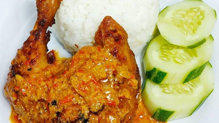 Sajian ayam bakar di warung Ayam Bakar Pedas Jogja