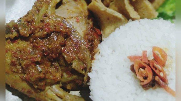 Sajian ayam betutu khas Bali di warung Ayam Betutu Tian Jakarta.