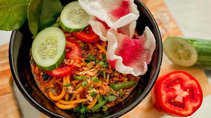Sajian mi gomak di warung Raja Mie Gomak Samosir.