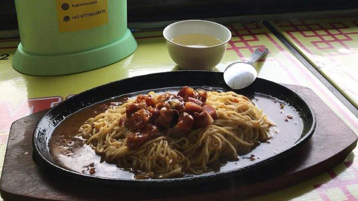 Sajian mi hot plate di warung Babi Mini Solo Pasar Gede, Kota Solo, Jawa Tengah.