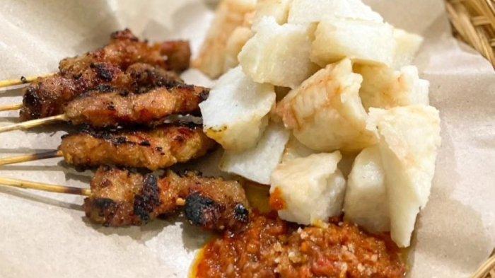 Sajian sate babi di warung Sate Babi Bli Ketut Bali untuk menu makan siang enak.