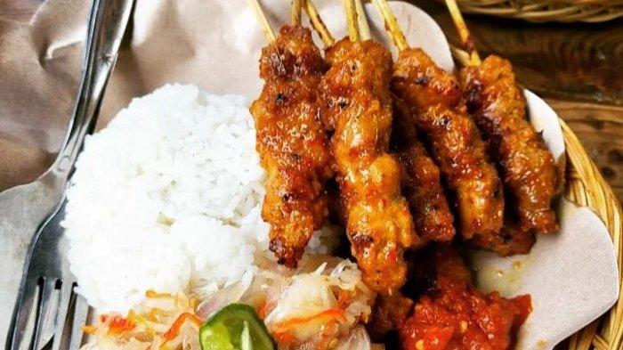 Sajian sate babi di warung Sate Babi Majapahit Bali untuk menu makan siang enak.