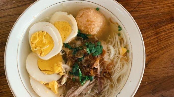 Sajian soto ayam kampung Depot Anggrek Samarinda.