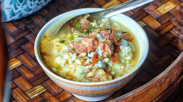 Sajian soto di warung Soto Girin Sragen yang cocok jadi menu makan siang enak.