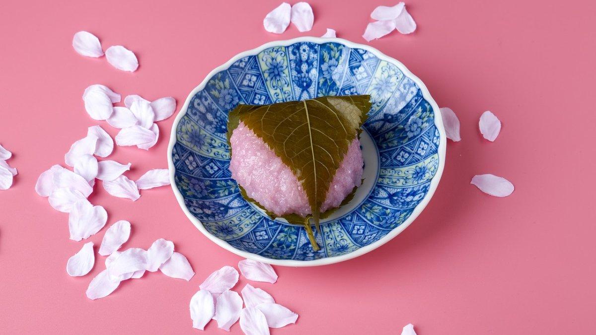 Sakura mochi, satu makanan khas Jepang yang wajib kamu coba saat pertama kali liburan ke sana.