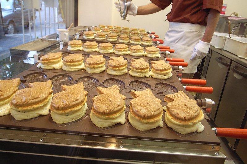 Sakura taiyaki, satu makanan khas musim semi di Jepang.
