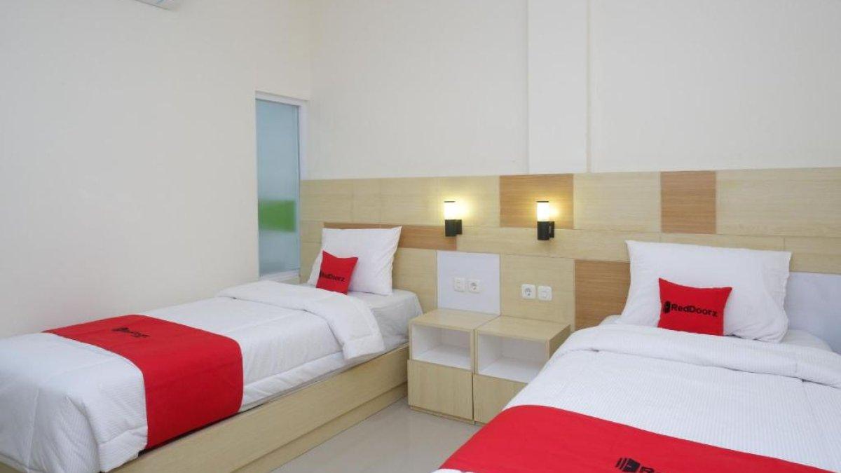 Salah satu rekomendasi hotel murah dekat Pasar Klewer, RedDoorz Plus near Pasar Gede Solo